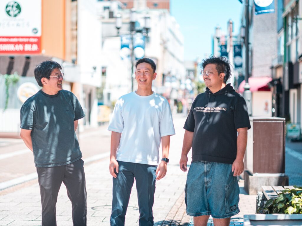 (写真左から)藤井俊之取締役(46)、渡辺翔太代表(38)、國宗宏啓専務(37) (写真左から)藤井俊之取締役(46)、渡辺翔太代表(38)、國宗宏啓専務(37)